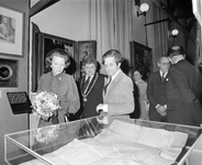 880403 Afbeelding van prinses Beatrix tijdens de opening van de tentoonstelling 'De Kogel door de Kerk?' in het ...